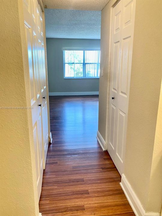 合同活跃: $1,600 (1 贝兹, 1 浴室, 830 平方英尺)