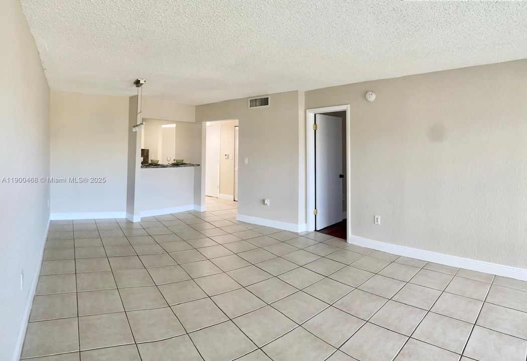 合同活跃: $1,600 (1 贝兹, 1 浴室, 830 平方英尺)