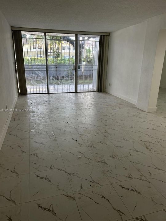 Active With Contract: $2,000 (1 beds, 1 baths, 612 Square Feet)