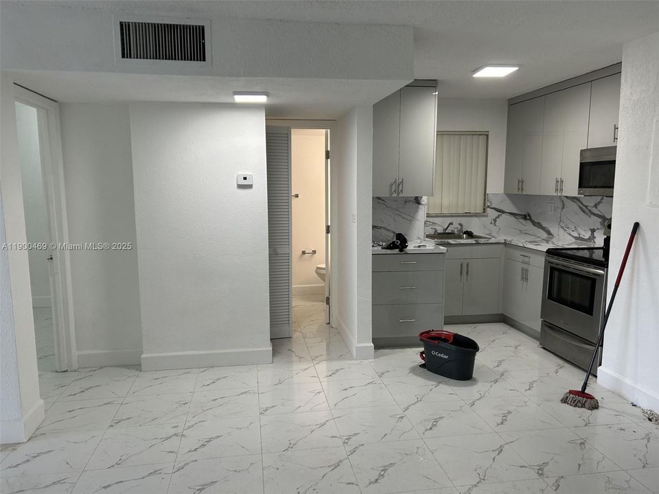 Active With Contract: $2,000 (1 beds, 1 baths, 612 Square Feet)