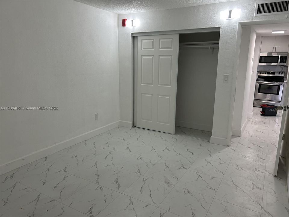 Active With Contract: $2,000 (1 beds, 1 baths, 612 Square Feet)