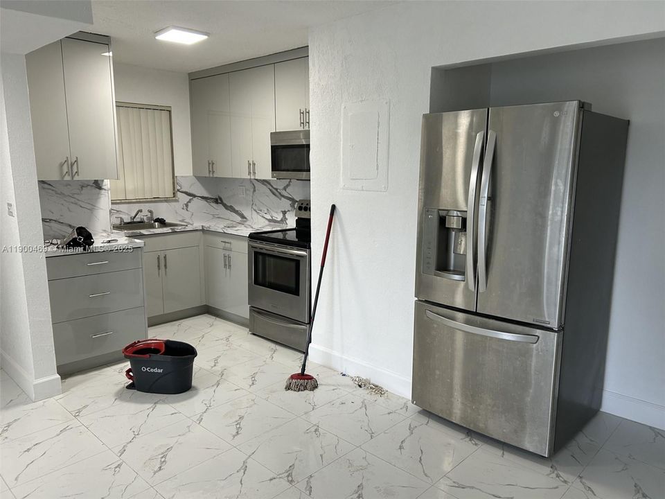 Active With Contract: $2,000 (1 beds, 1 baths, 612 Square Feet)