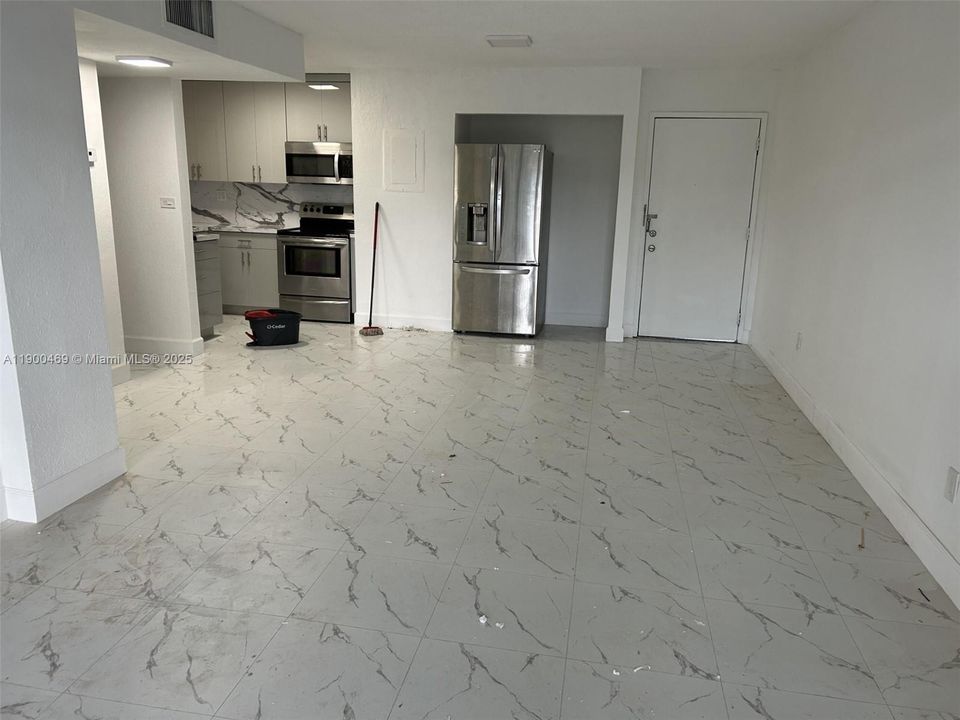 Active With Contract: $2,000 (1 beds, 1 baths, 612 Square Feet)