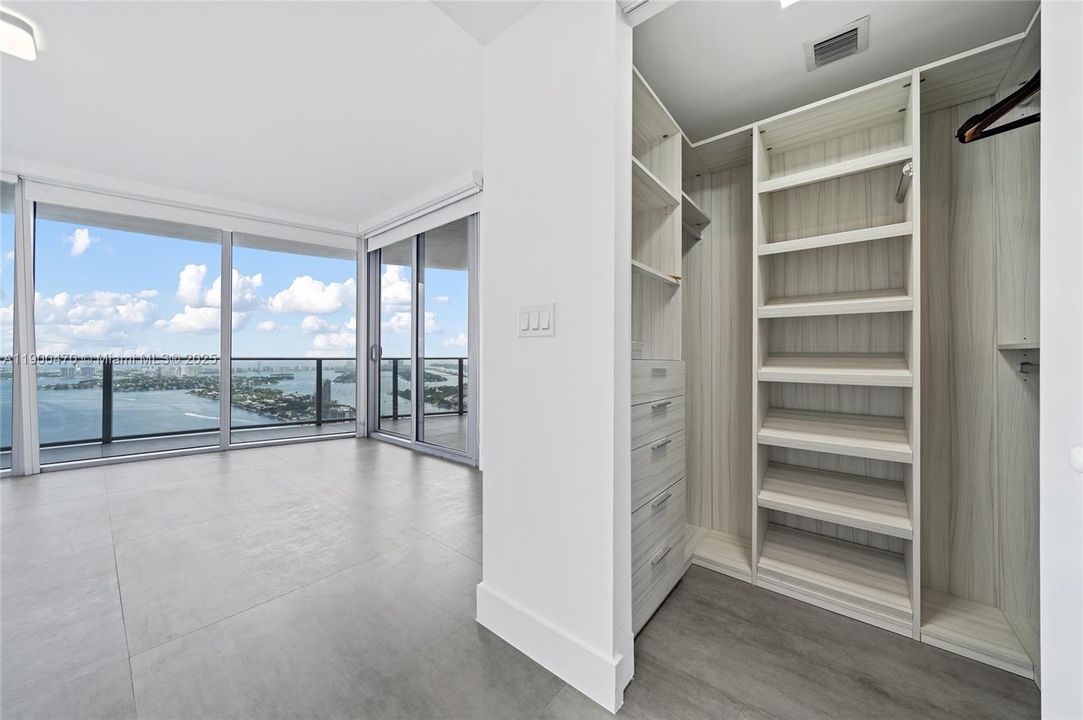 For Sale: $2,300,000 (3 beds, 4 baths, 2018 Square Feet)