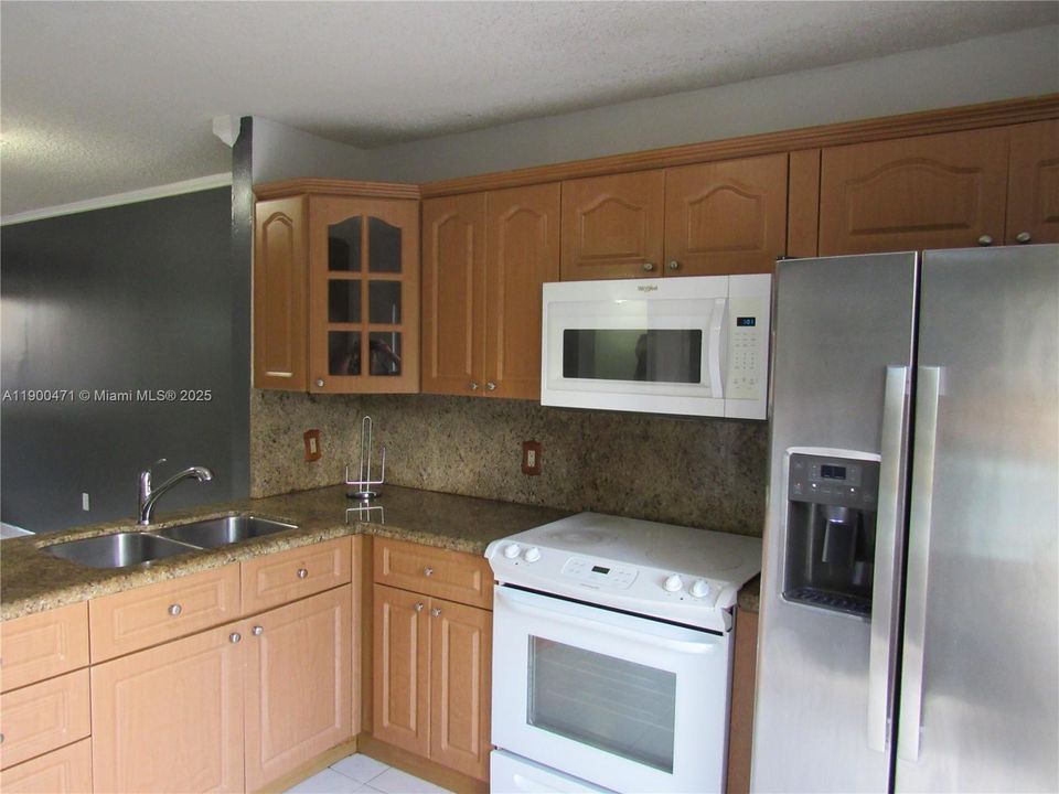 For Rent: $2,100 (2 beds, 2 baths, 812 Square Feet)