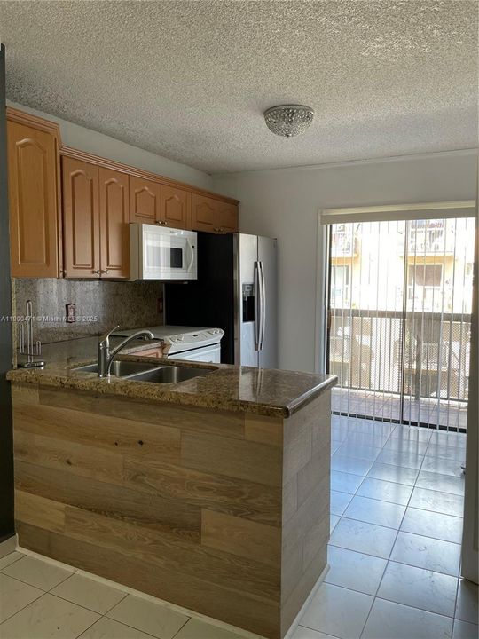 For Rent: $2,100 (2 beds, 2 baths, 812 Square Feet)