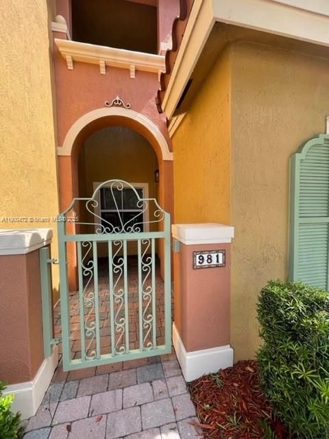 Active With Contract: $2,800 (2 beds, 2 baths, 1379 Square Feet)