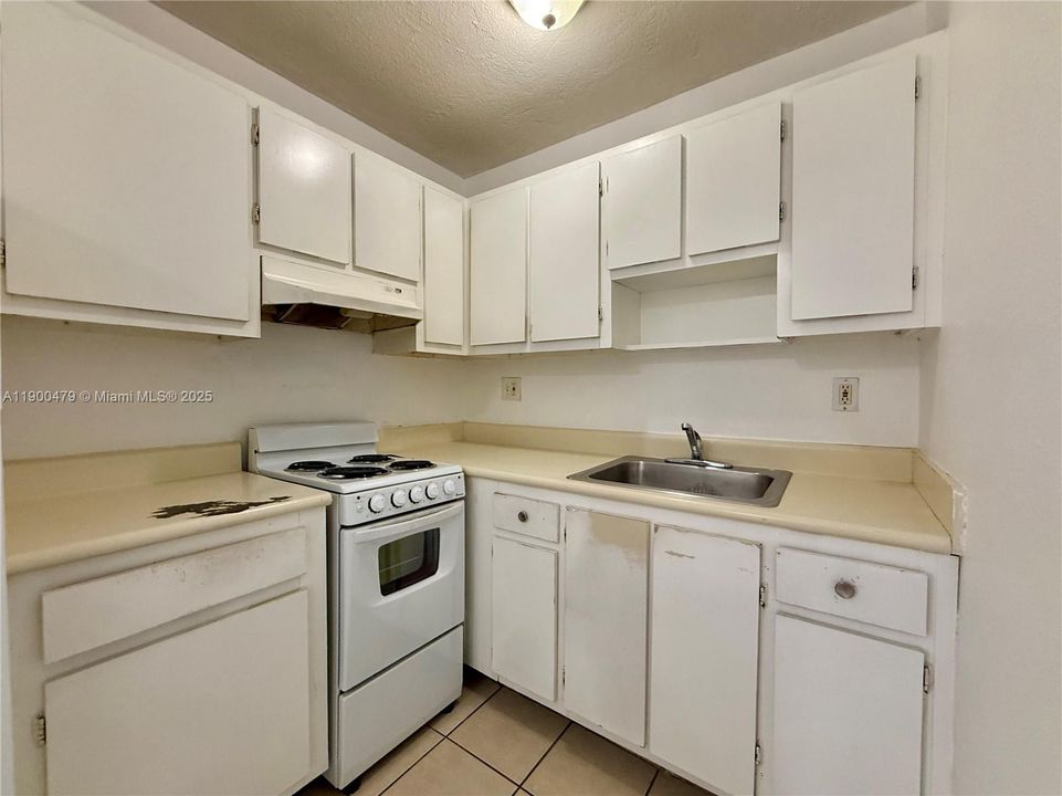 For Sale: $200,000 (1 beds, 1 baths, 518 Square Feet)
