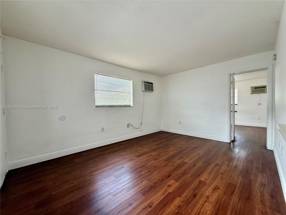 For Sale: $200,000 (1 beds, 1 baths, 518 Square Feet)