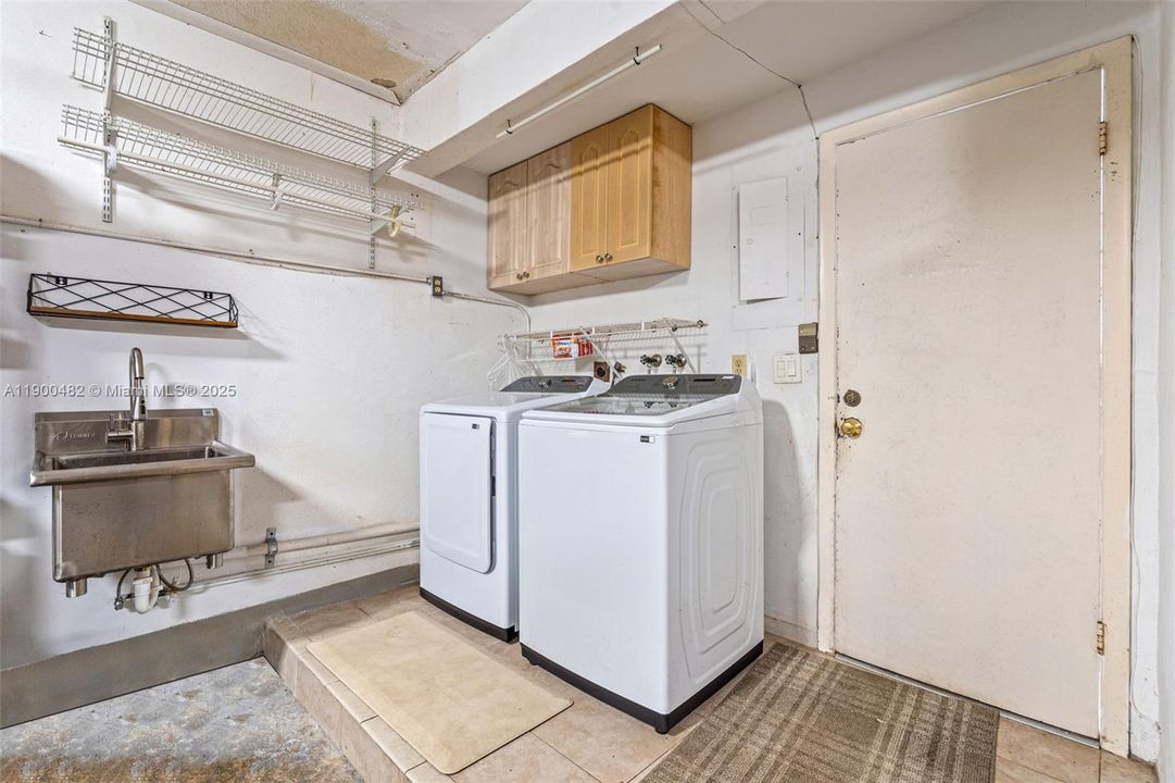 Active With Contract: $634,000 (3 beds, 2 baths, 2069 Square Feet)