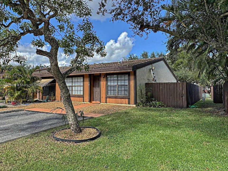 合同活跃: $399,900 (2 贝兹, 2 浴室, 1196 平方英尺)