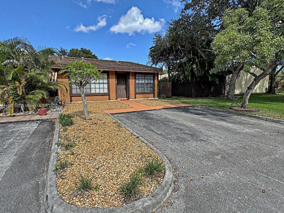 合同活跃: $399,900 (2 贝兹, 2 浴室, 1196 平方英尺)