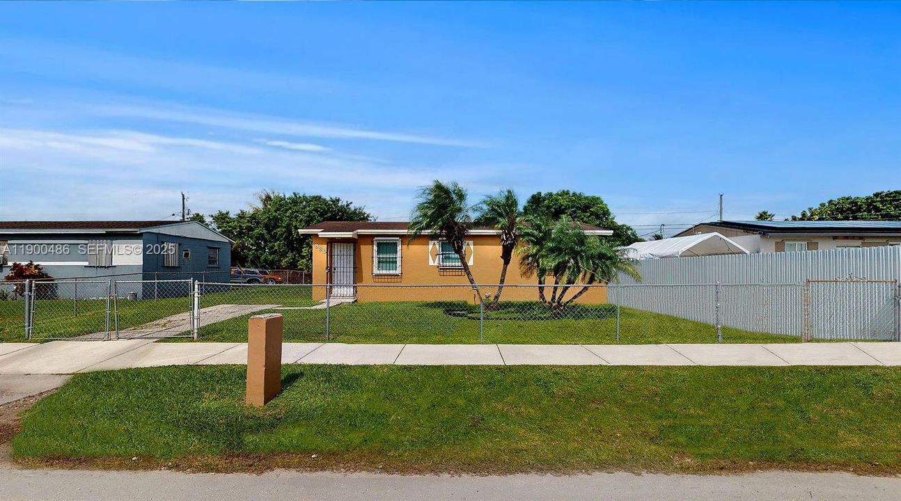 For Rent: $2,250 (3 beds, 1 baths, 836 Square Feet)