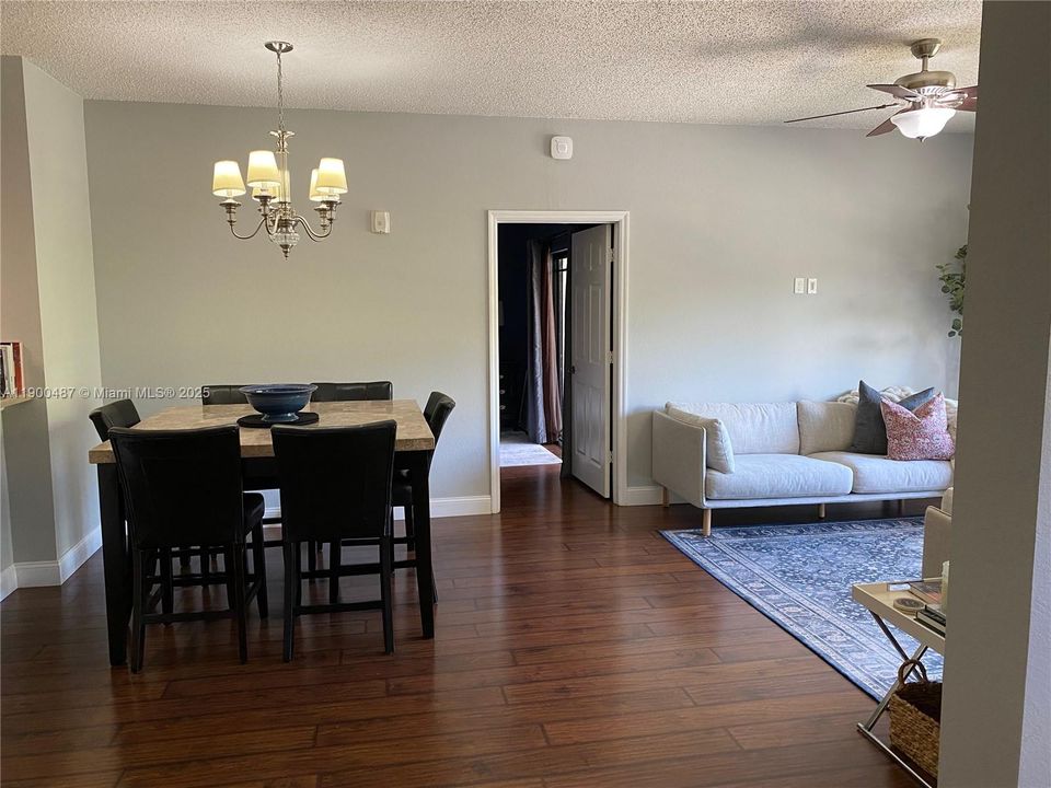 最近租的: $2,200 (3 贝兹, 2 浴室, 1361 平方英尺)