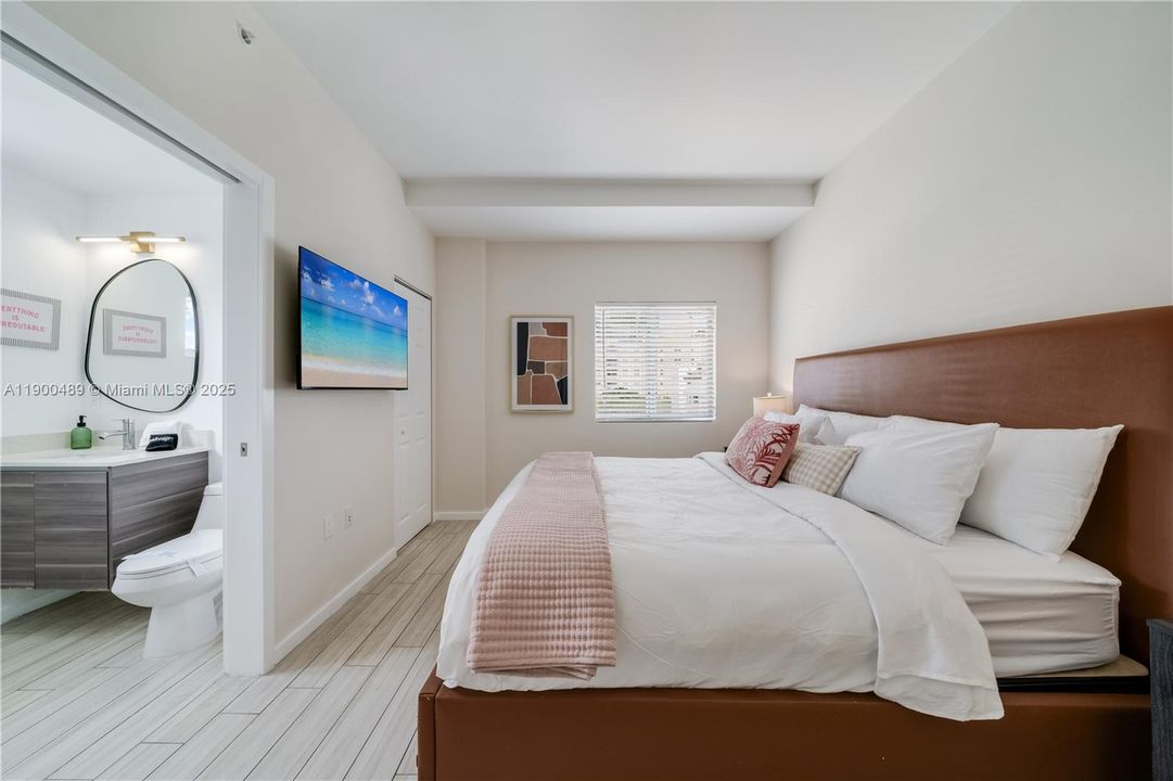 For Rent: $5,000 (2 beds, 2 baths, 777 Square Feet)