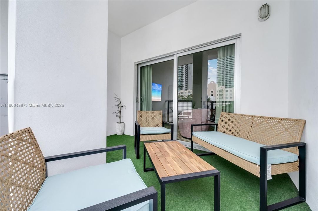 For Rent: $5,000 (2 beds, 2 baths, 777 Square Feet)