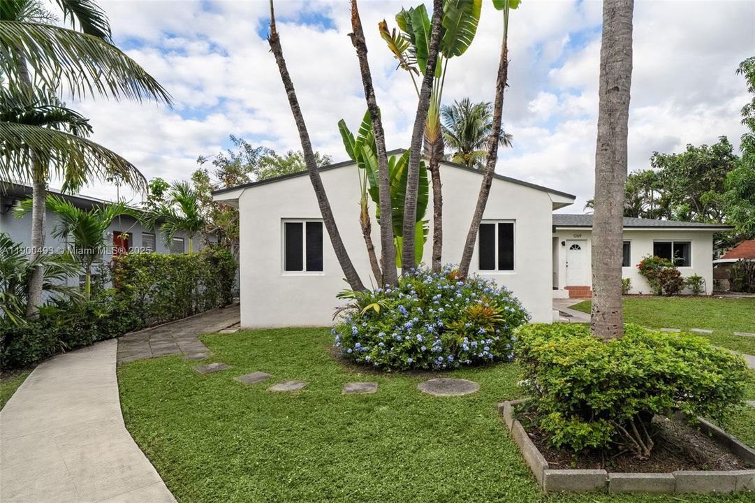 Recently Rented: $1,900 (1 beds, 1 baths, 800 Square Feet)