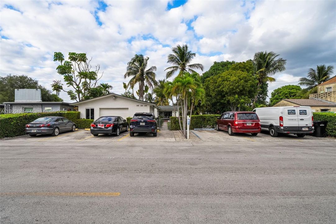 Recently Rented: $1,900 (1 beds, 1 baths, 800 Square Feet)