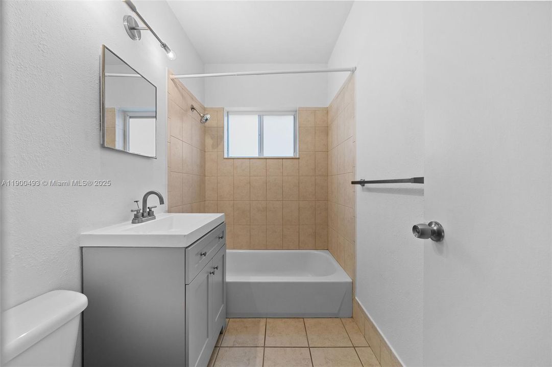 Recently Rented: $1,900 (1 beds, 1 baths, 800 Square Feet)