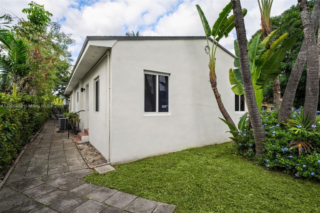 Recently Rented: $1,900 (1 beds, 1 baths, 800 Square Feet)