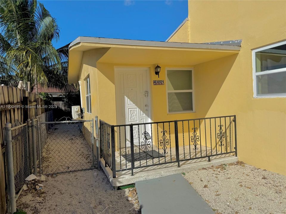 Recently Rented: $1,900 (1 beds, 1 baths, 2464 Square Feet)