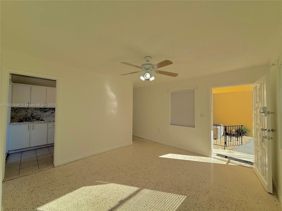 Recently Rented: $1,900 (1 beds, 1 baths, 2464 Square Feet)