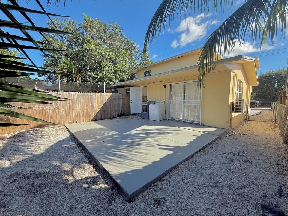 Recently Rented: $1,900 (1 beds, 1 baths, 2464 Square Feet)