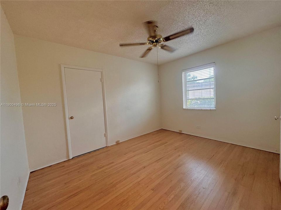 For Rent: $2,250 (2 beds, 1 baths, 967 Square Feet)
