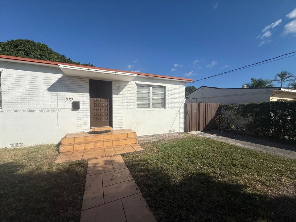 For Rent: $2,250 (2 beds, 1 baths, 967 Square Feet)