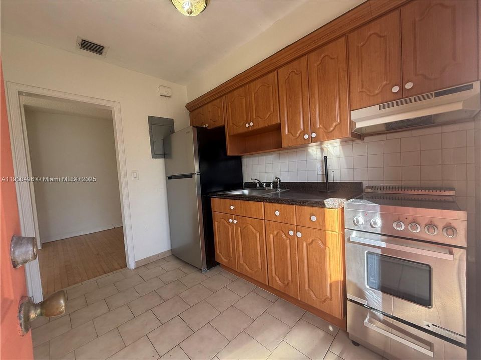 For Rent: $2,250 (2 beds, 1 baths, 967 Square Feet)