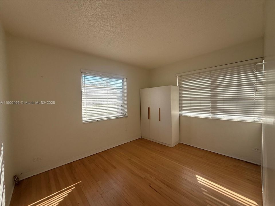 For Rent: $2,250 (2 beds, 1 baths, 967 Square Feet)