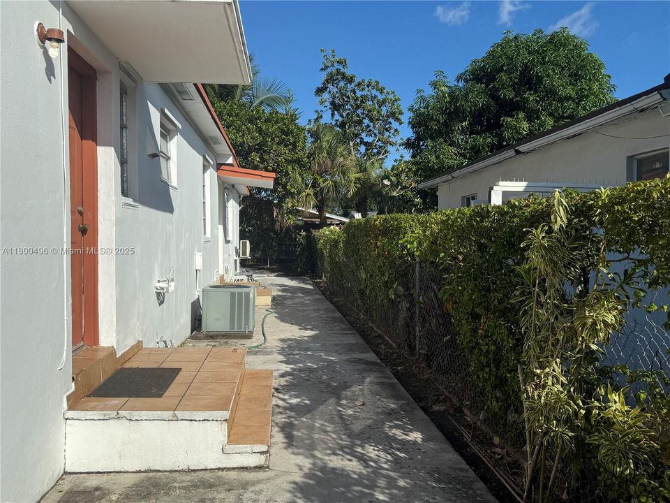 For Rent: $2,250 (2 beds, 1 baths, 967 Square Feet)