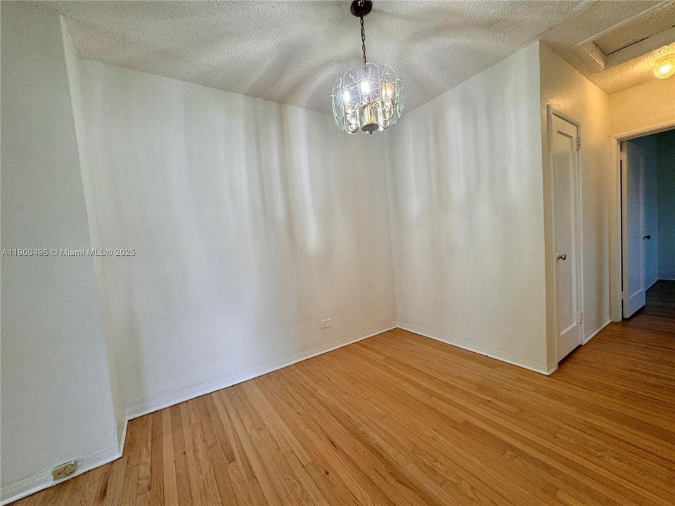 For Rent: $2,250 (2 beds, 1 baths, 967 Square Feet)