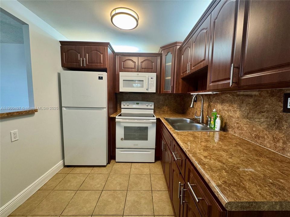 待售: $115,000 (1 贝兹, 1 浴室, 738 平方英尺)