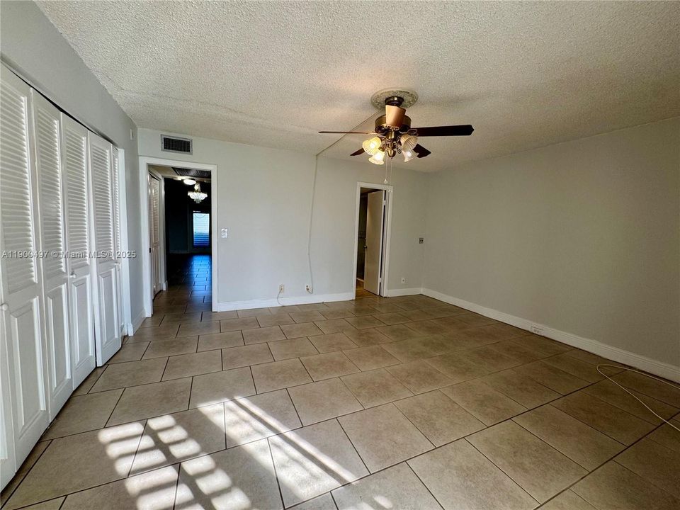 待售: $115,000 (1 贝兹, 1 浴室, 738 平方英尺)