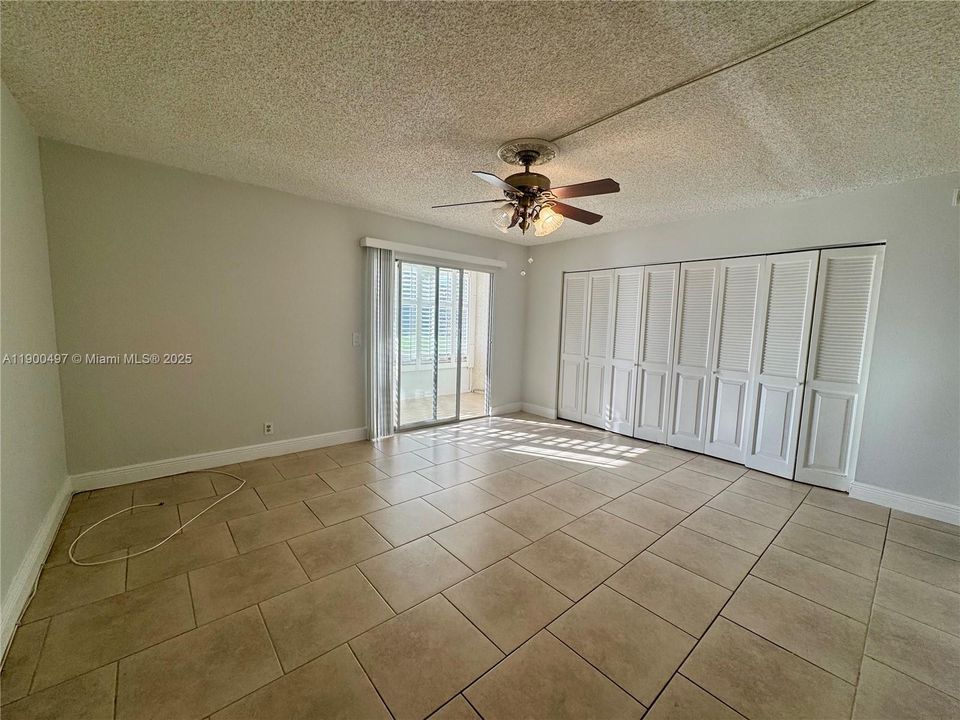 待售: $115,000 (1 贝兹, 1 浴室, 738 平方英尺)