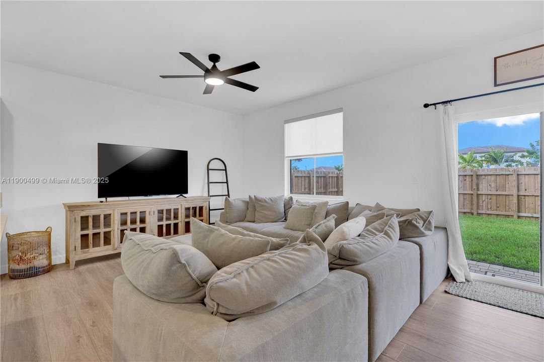 出租: $3,850 (4 贝兹, 2 浴室, 2190 平方英尺)