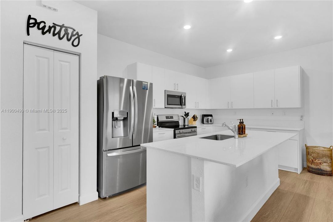 出租: $3,850 (4 贝兹, 2 浴室, 2190 平方英尺)