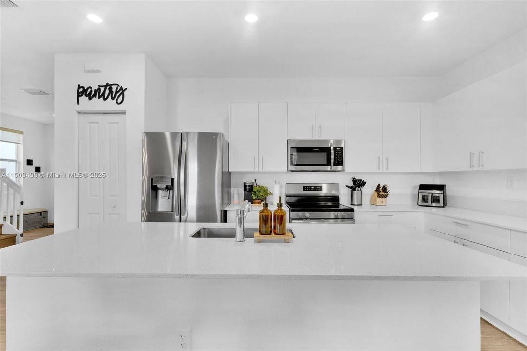 出租: $3,850 (4 贝兹, 2 浴室, 2190 平方英尺)