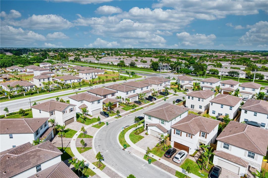 出租: $3,850 (4 贝兹, 2 浴室, 2190 平方英尺)