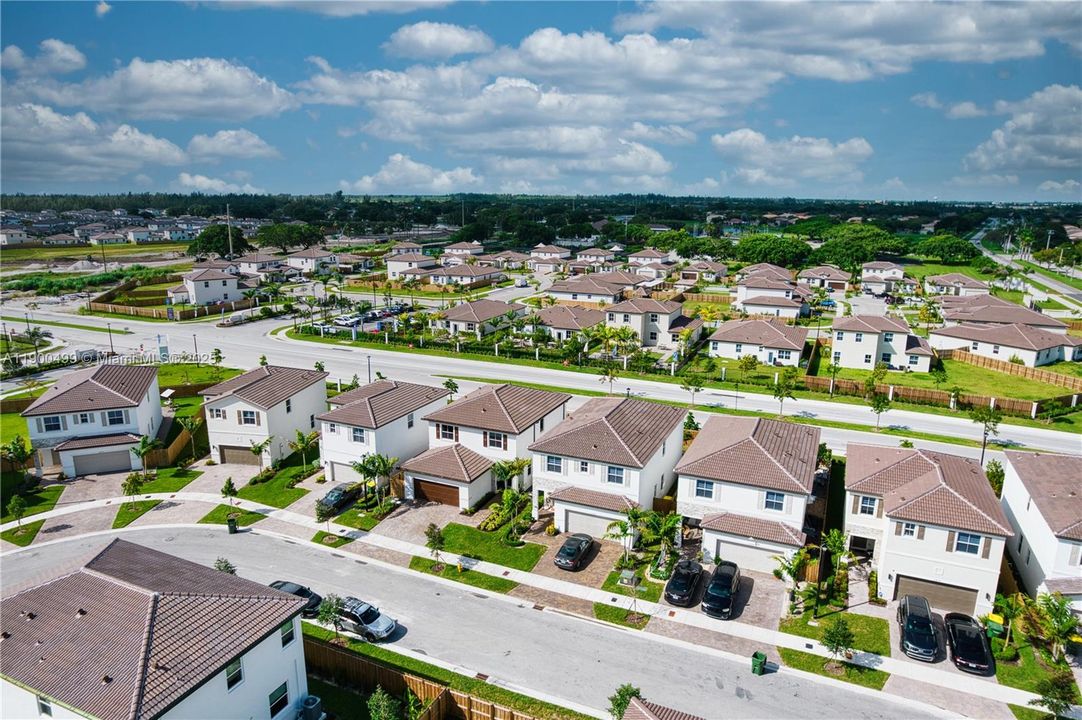 出租: $3,850 (4 贝兹, 2 浴室, 2190 平方英尺)