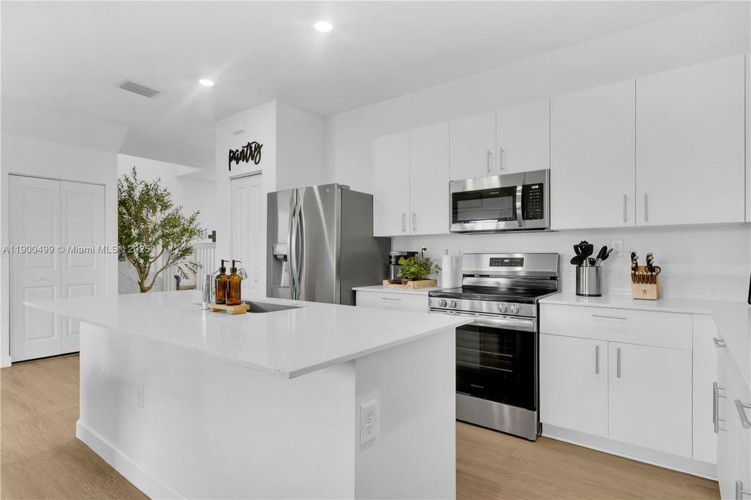 出租: $3,850 (4 贝兹, 2 浴室, 2190 平方英尺)