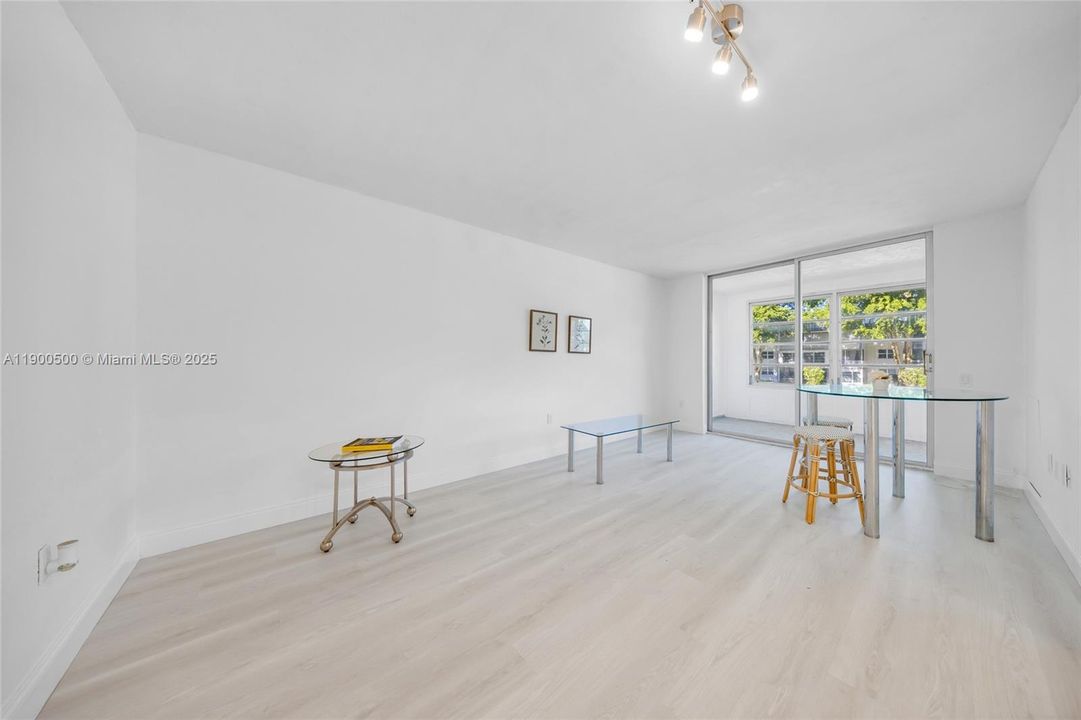 For Sale: $139,000 (2 beds, 2 baths, 950 Square Feet)