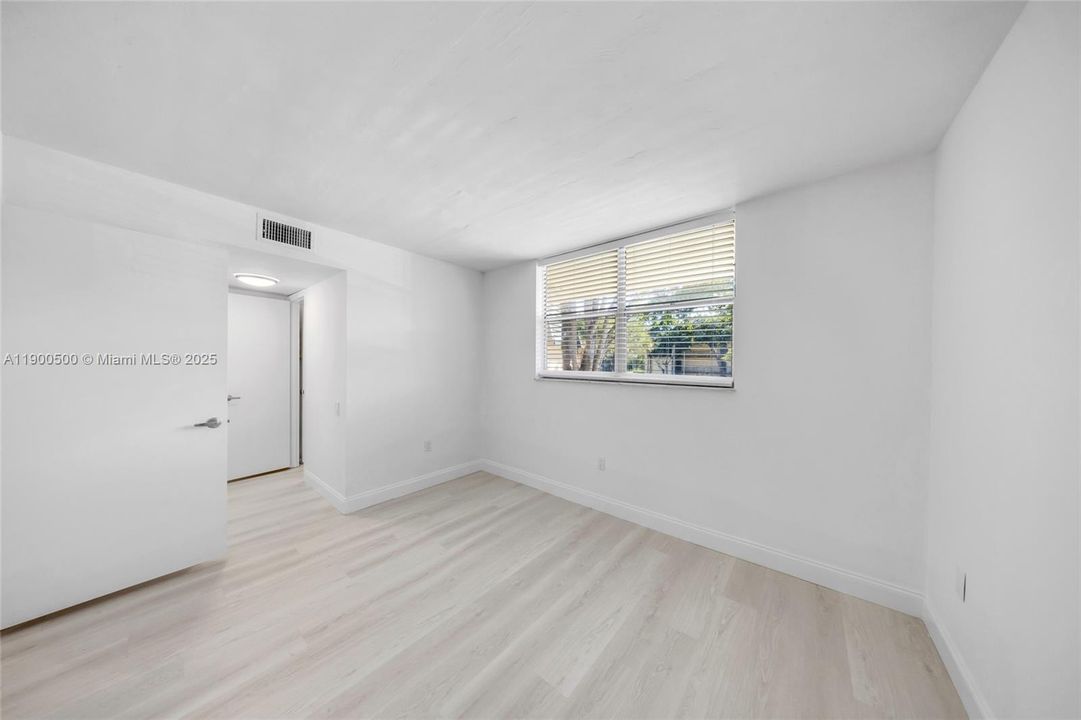 For Sale: $139,000 (2 beds, 2 baths, 950 Square Feet)