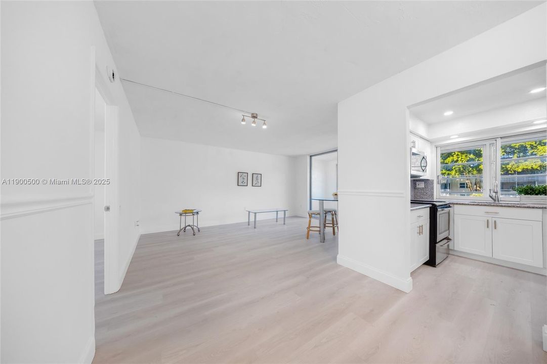 For Sale: $139,000 (2 beds, 2 baths, 950 Square Feet)