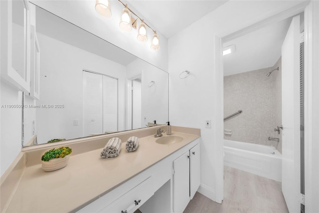 For Sale: $139,000 (2 beds, 2 baths, 950 Square Feet)