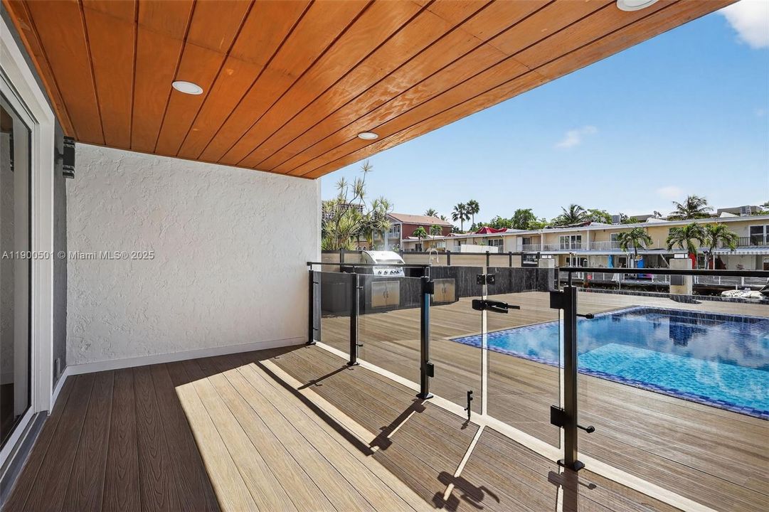 合同活跃: $2,799,000 (3 贝兹, 3 浴室, 2450 平方英尺)