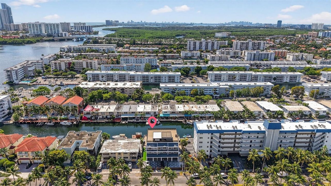 合同活跃: $2,799,000 (3 贝兹, 3 浴室, 2450 平方英尺)