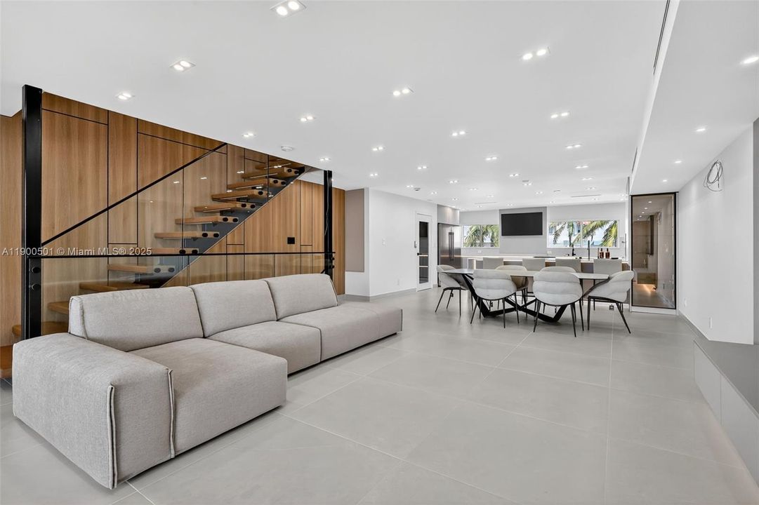 合同活跃: $2,799,000 (3 贝兹, 3 浴室, 2450 平方英尺)