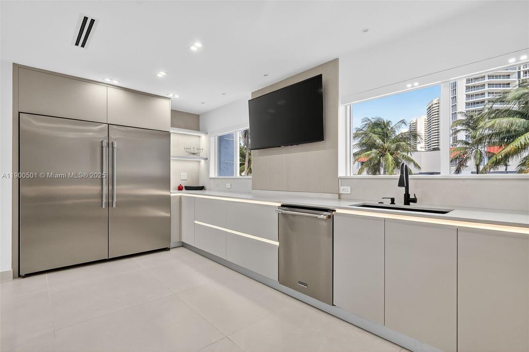 合同活跃: $2,799,000 (3 贝兹, 3 浴室, 2450 平方英尺)